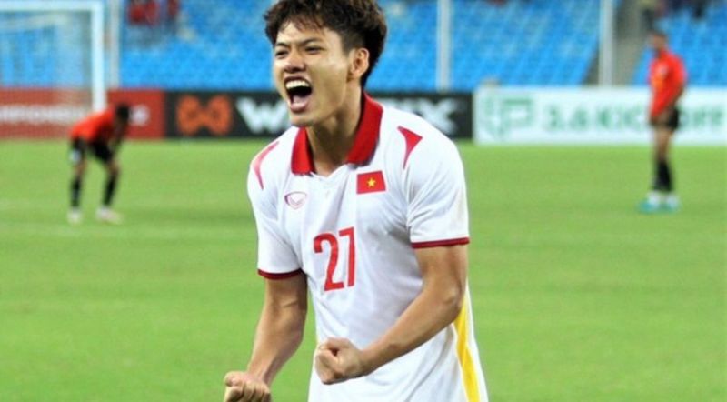 Nguyễn Thanh Nhân là hậu vệ trái triển vọng của bóng đá Việt Nam, nổi bật với tốc độ và kỹ thuật