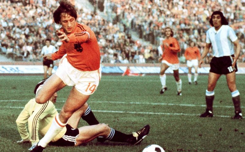 Triết lý sáng tạo, tinh thần chiến đấu và tầm nhìn chiến thuật của Cruyff luôn sống mãi