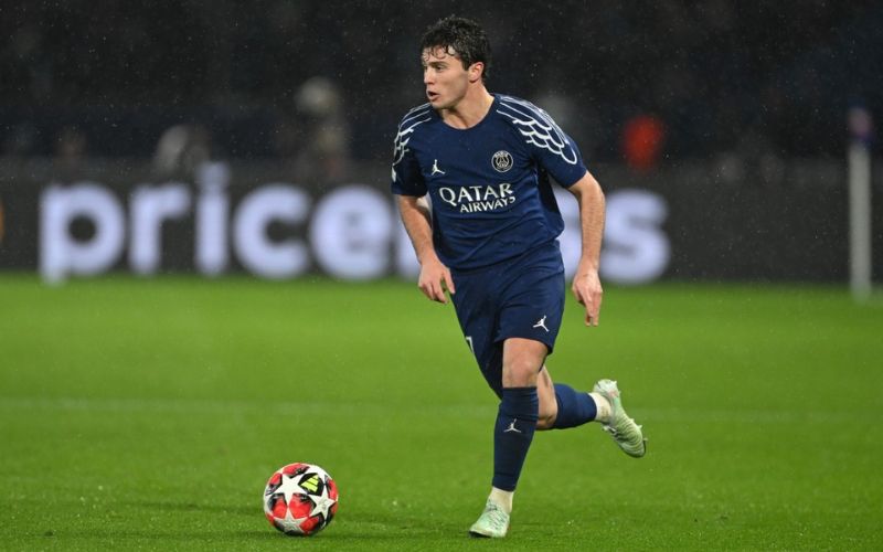 Anh là mẫu tiền vệ trung tâm có lối chơi toàn diện.