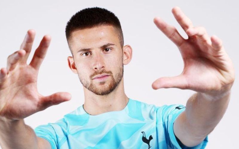 Anh thể hiện khả năng phản xạ nhanh nhạy.