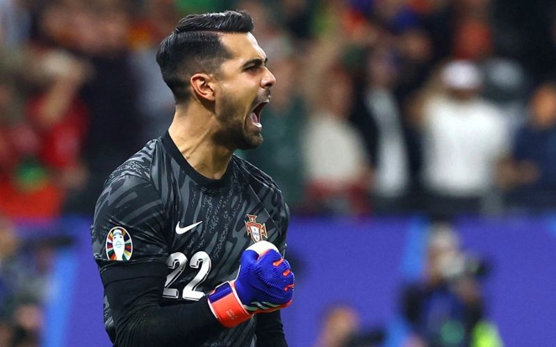 Thủ môn trẻ thể hiện sự tập trung và kỷ luật vượt trội.